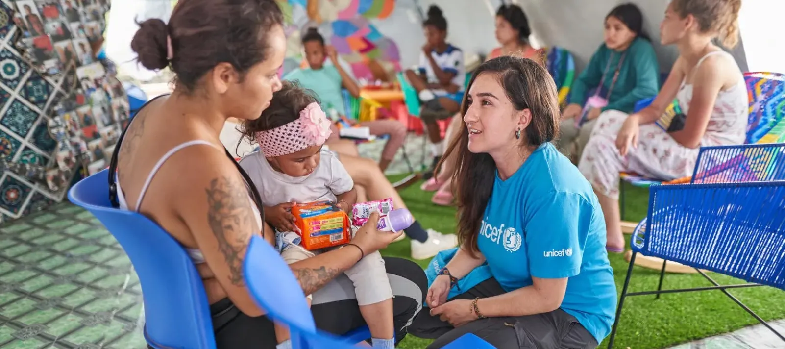 Personal de UNICEF en Darien junto a migrantes