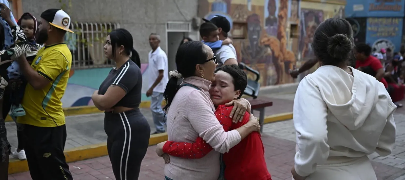 Madre e hijo abrazados en medio del terremoto