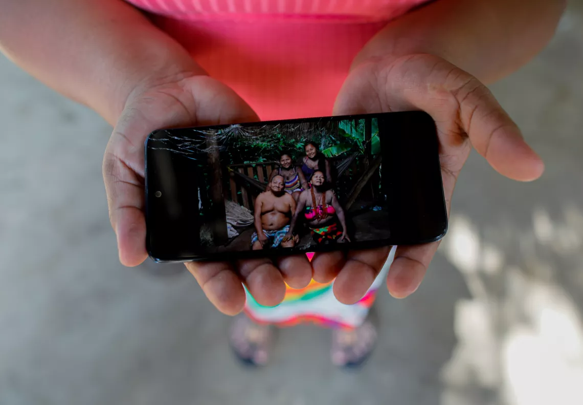 Sara Omi muestra una fotograf&iacute;a de su abuelo Reinerio Casam&aacute; y su familia en Ipet&iacute; Ember&aacute; en la provincia de Dari&eacute;n en Panam&aacute;.