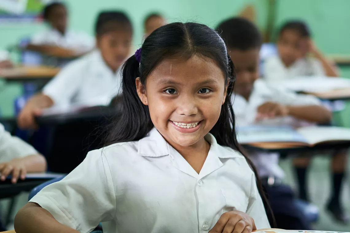 Ni&ntilde;a en el colegio