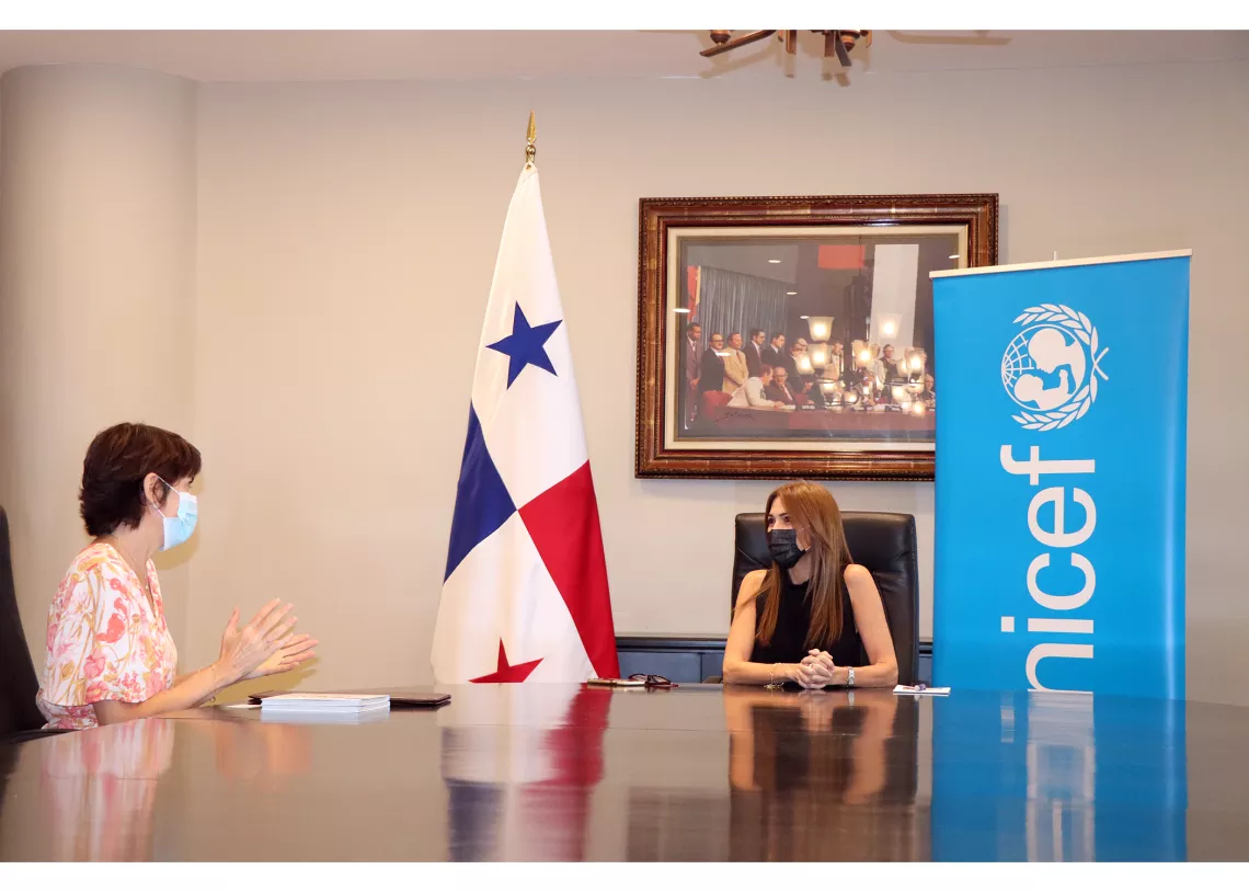 La Representante de UNICEF conversando con viceministra encargada, Ana Luisa Castro. 