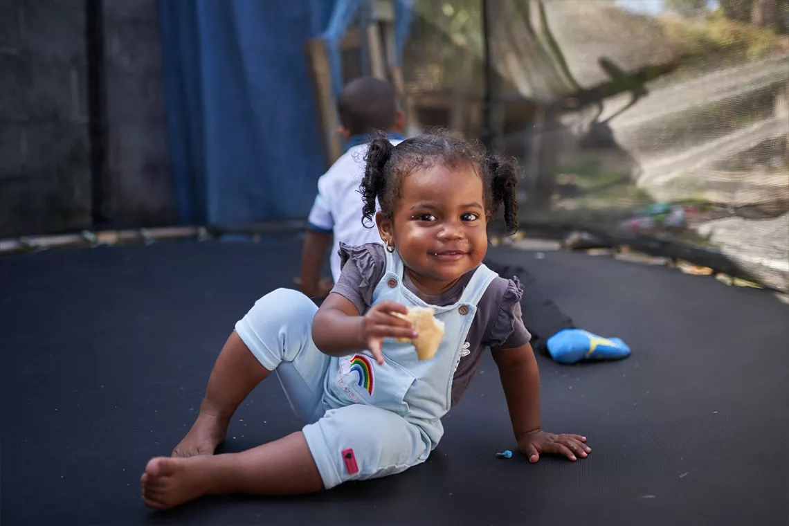 Ni&ntilde;a jugando