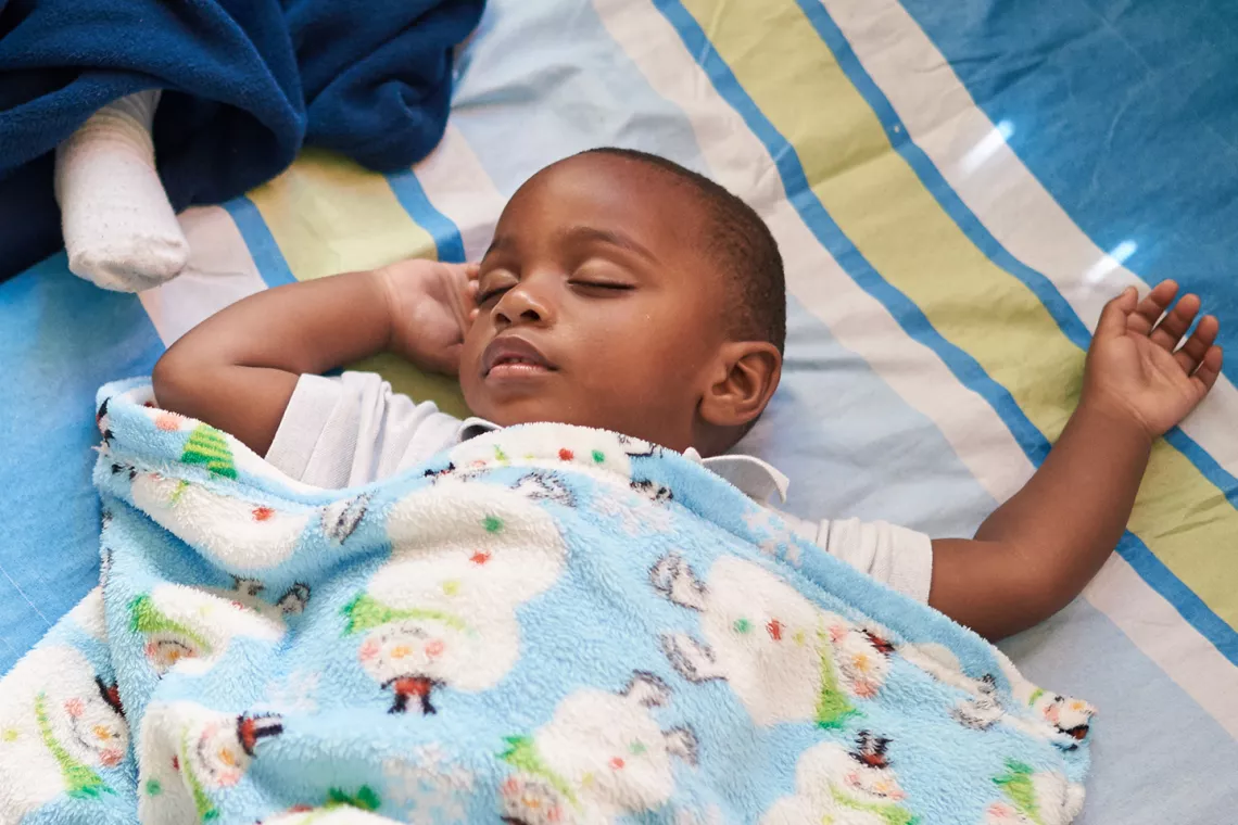Ni&ntilde;o peque&ntilde;o durmiendo