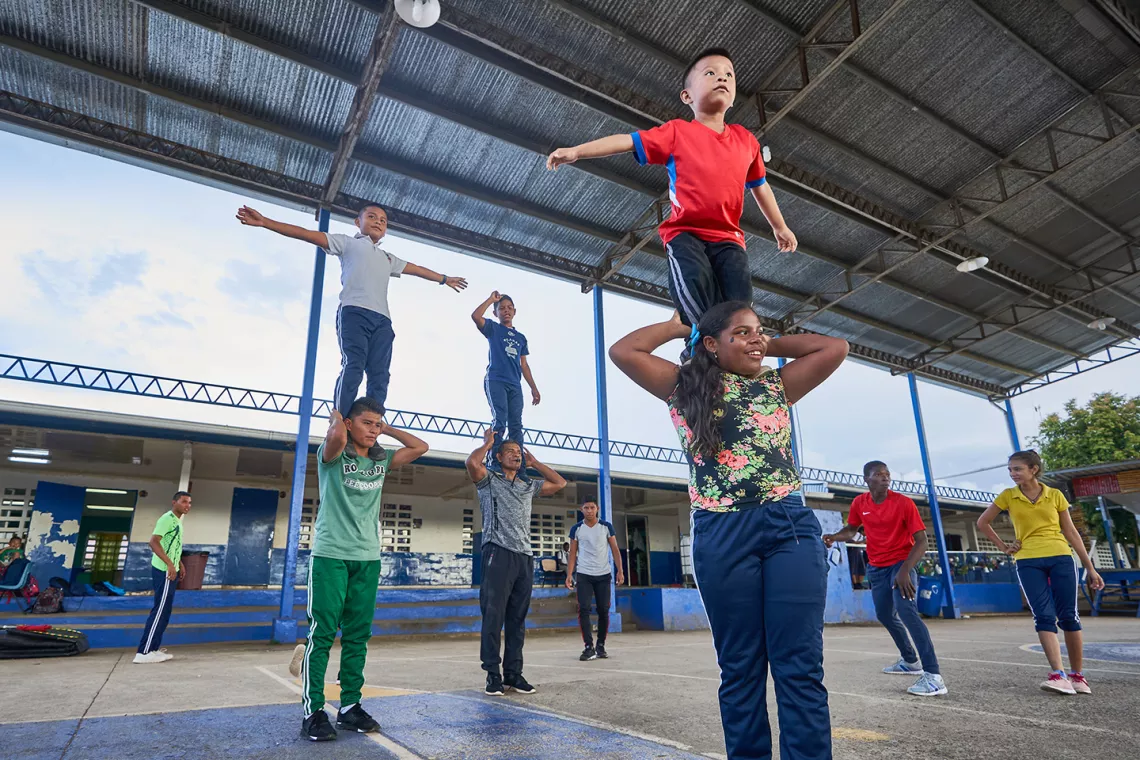 Ni&ntilde;os y adolescentes en patio escolar