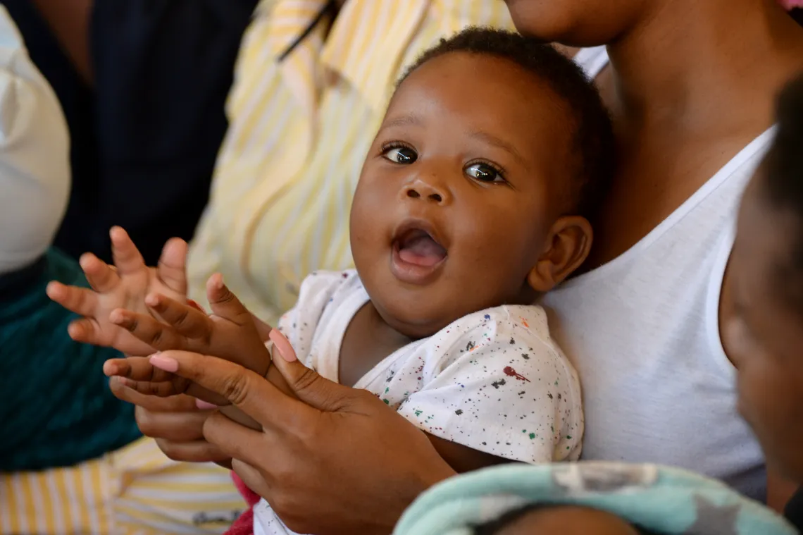 Un beb&eacute; juega con su madre en Sud&aacute;frica. 