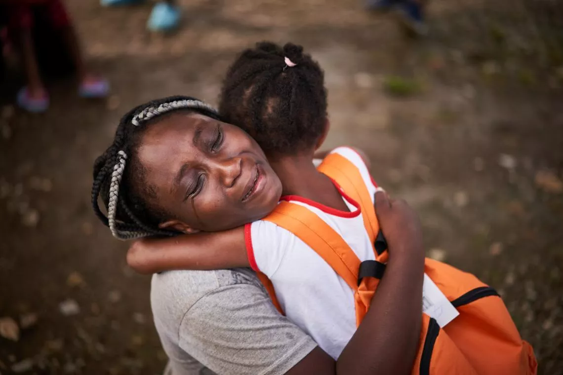 Nelsaisha se funde en un abrazo con su mam&aacute; Nelda, tras la separaci&oacute;n de varios d&iacute;as. 