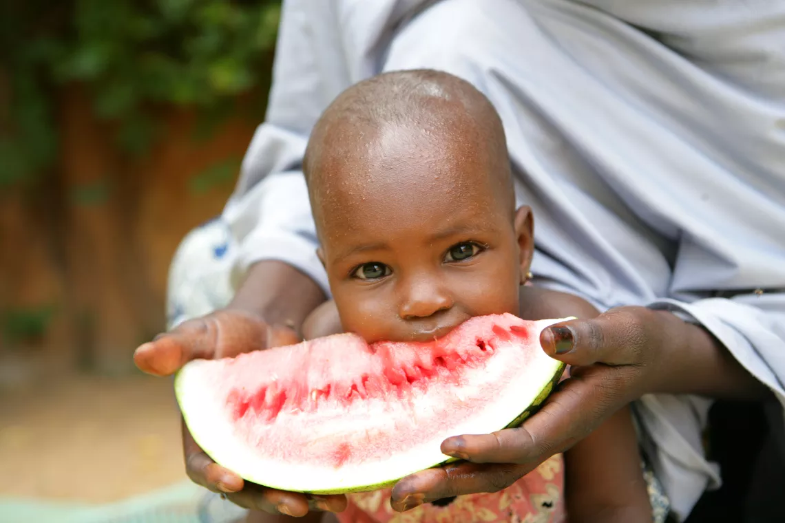 Un beb&eacute; come sand&iacute;a en N&iacute;ger. 