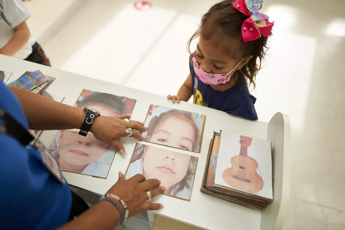 Ni&ntilde;a peque&ntilde;a en una centro de aprendizaje