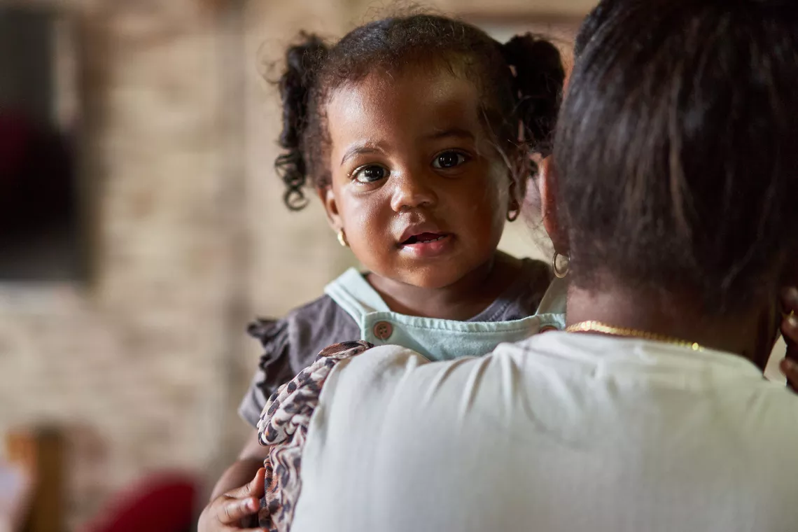 Ni&ntilde;a peque&ntilde;a en brazos