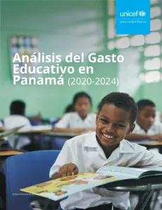 Un ni&ntilde;o sonriente en un sal&oacute;n de clases