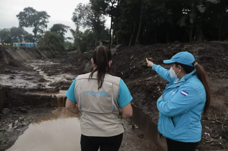El equipo de Emergencia de UNICEF El Salvador verifica la zona cero del desastre por deslizamiento de tierra en Nejapa en la Comunidad Los Angelitos donde murieron al menos 9 personas.