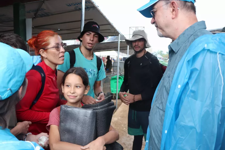 Personal de UNICEF conversa con familias de migrantes con ninos que llegan a Bajo Chiquito, en el Tapon del Darien.
