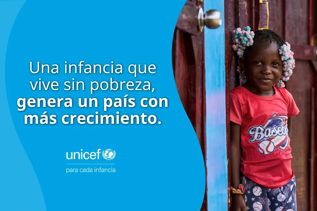 una ni&ntilde;a sonriendo con frase de probeza infantil