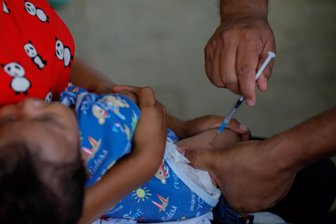 Un beb&eacute; de la comunidad Ipet&iacute; Ember&aacute; en la Provincia de Dari&eacute;n es vacunado durante una jornada de salud. 