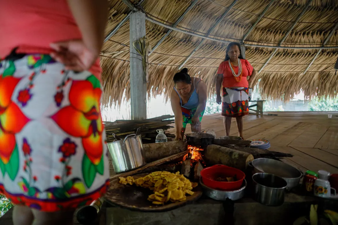 Omayra Casam&aacute; y su mam&aacute; Gloria Casam&aacute; preparan el desayuno durante la ma&ntilde;ana en la comunidad de Ipet&iacute; Ember&aacute; en la Provincia de Dari&eacute;n en Panam&aacute;. 