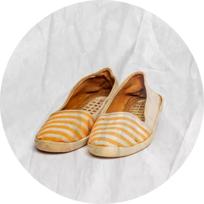 Zapatos tipo alpargata de color blanco y con lineas amarillas