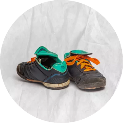Zapatos de futbol color azul con verde agua y naranja