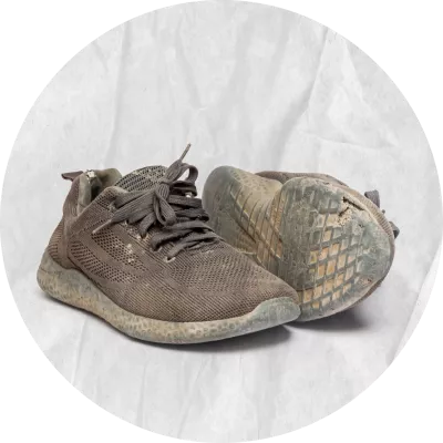 Zapatos gastados de color gris