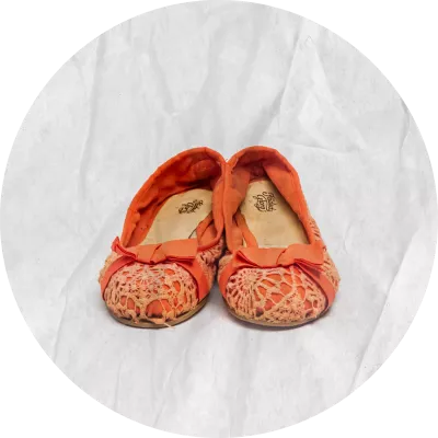Zapatitos de color salm&oacute;n con un forro de costura blanca