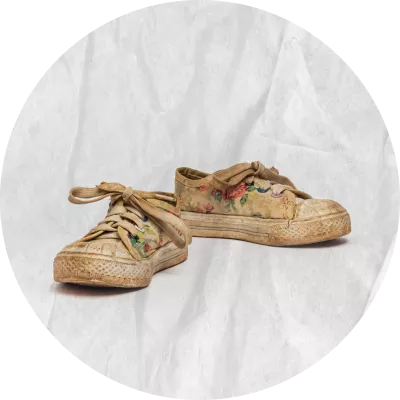 Zapatos con cordones y algunos colores, est&aacute;n un poco sucios. 