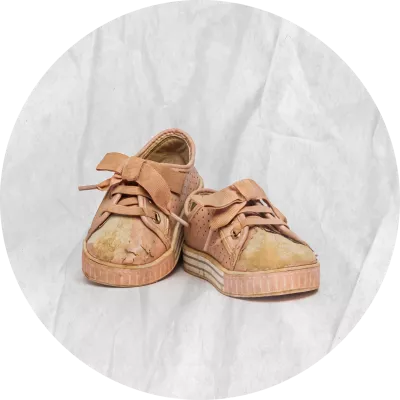 Zapatos deportivos de color rosado, un poco sucios