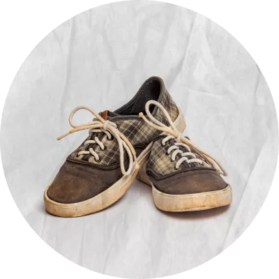 Zapatos con cordones, con rayas, se ven gastados. 