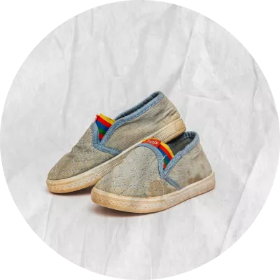 Zapatos tipo alpargatas de color azul claro con rayas de colores
