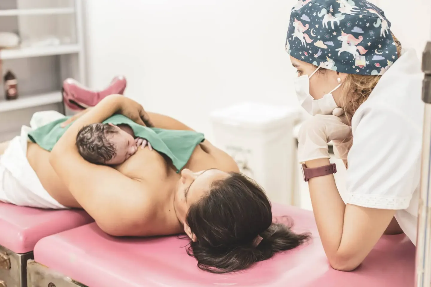 Personal de salud mira y acompa&ntilde;a a madre con su reci&eacute;n nacido en brazos