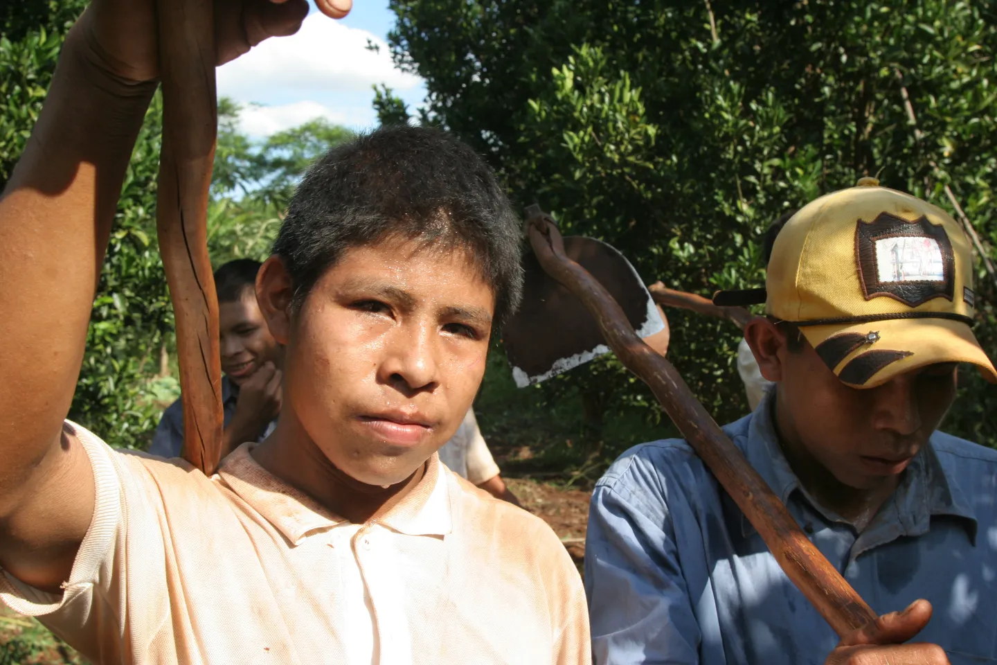 Dos jovenes ind&iacute;genas trabajadores mirando de frente