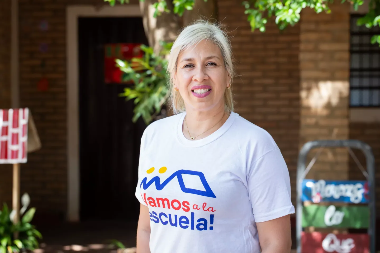 Maestra posa en el patio de la escuela