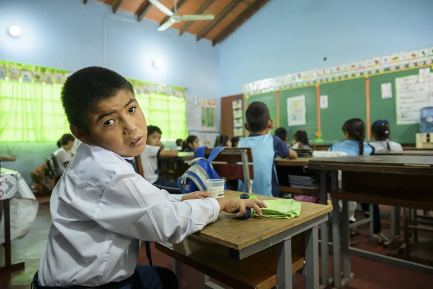 Un ni&ntilde;o sentando en su aula de clases