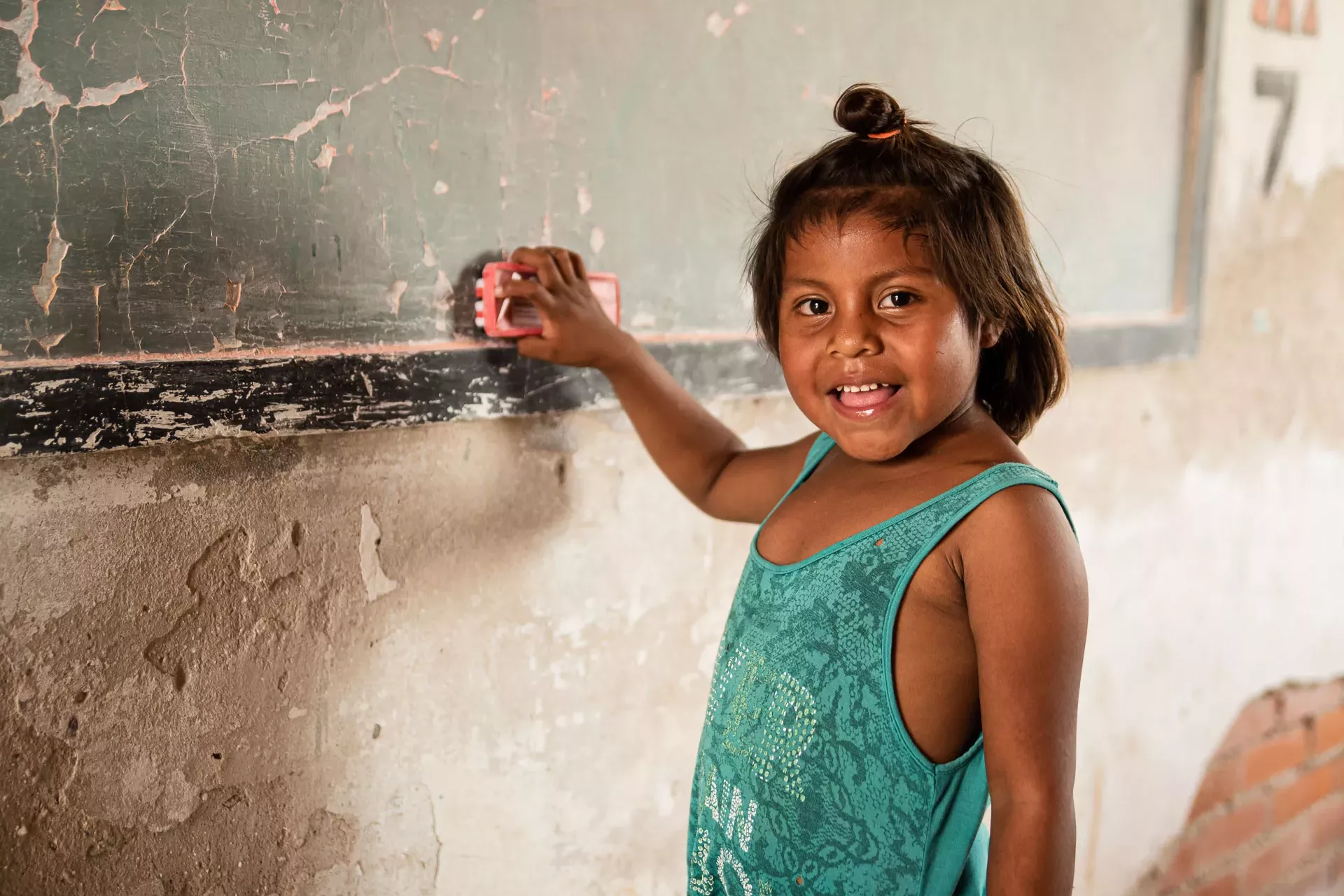 Foto ni&ntilde;a ind&iacute;gena pizarr&oacute;n
