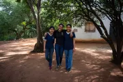 Una mujer abrazada en medio de sus dos hijas