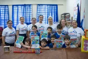 Maestras y ni&ntilde;os posan mostrando sus materiales de trabajos y aprendizaje