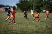 Ni&ntilde;os jugando al futbol