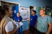 Cuatro mujeres conversan en los pasillos de la USF