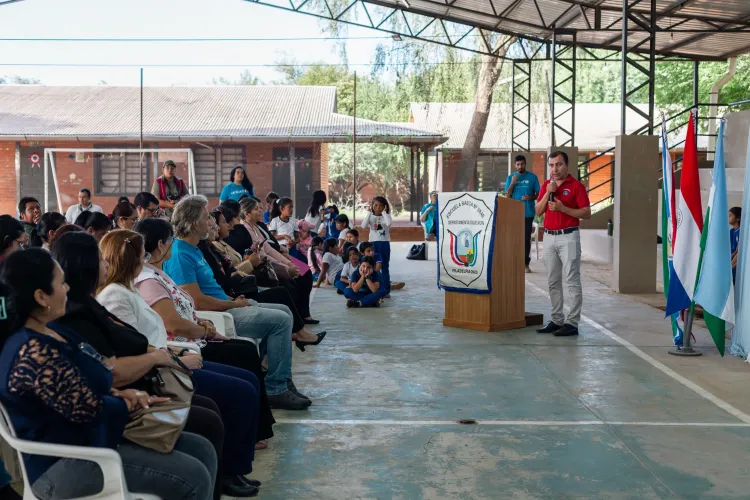 En un tinglado se realiza acto protocolar con personas sentadas y enfrente las autoridades