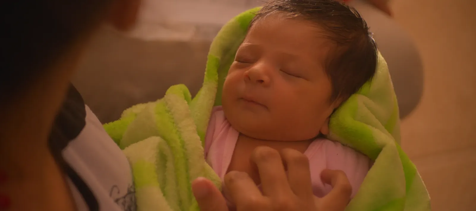 Bebe durmiendo mientras su mam&aacute; le acaricia la carita con los dedos