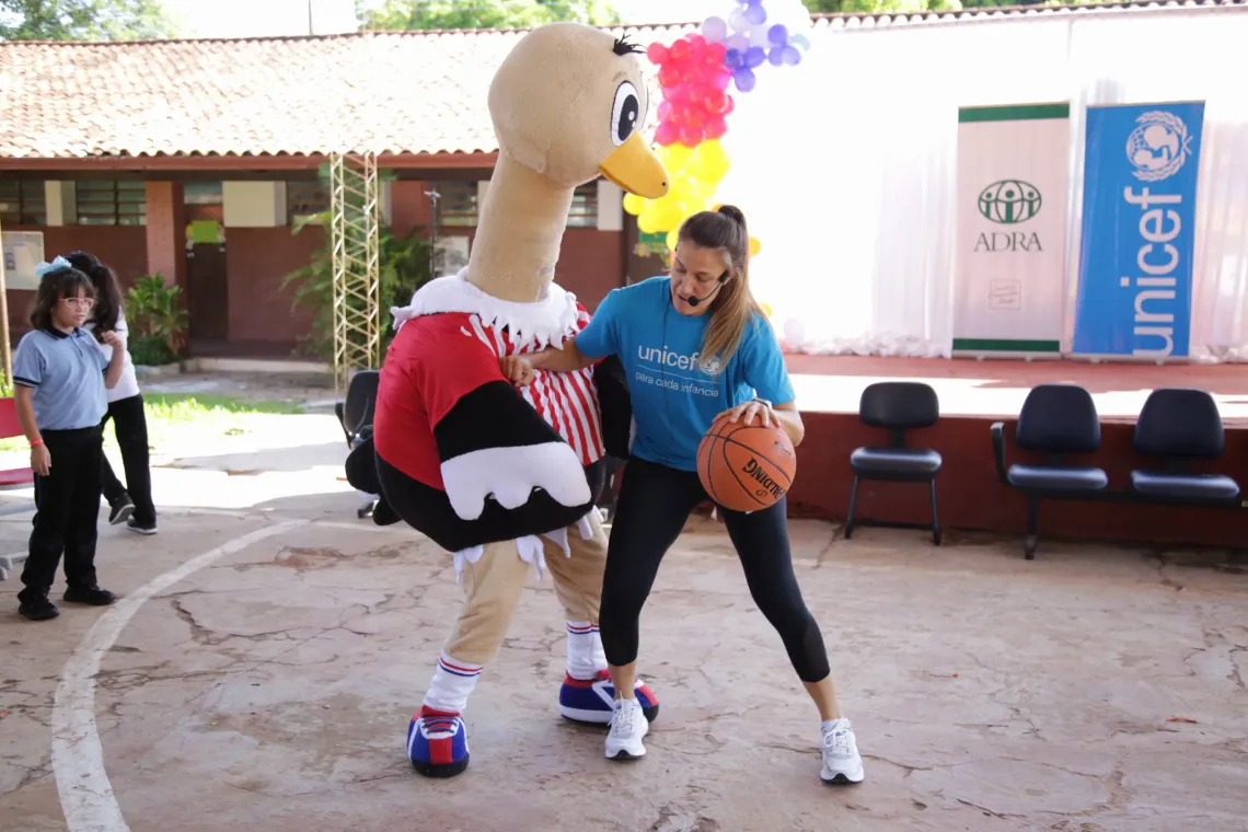 Pao Ferrari con la remera de UNICEF, juega basquet con el mu&ntilde;eco &Ntilde;ani un &Ntilde;andu con remera albirroja