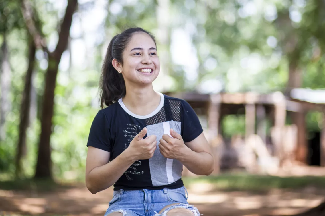 Mercedes sonriendo y levantando los pulgares