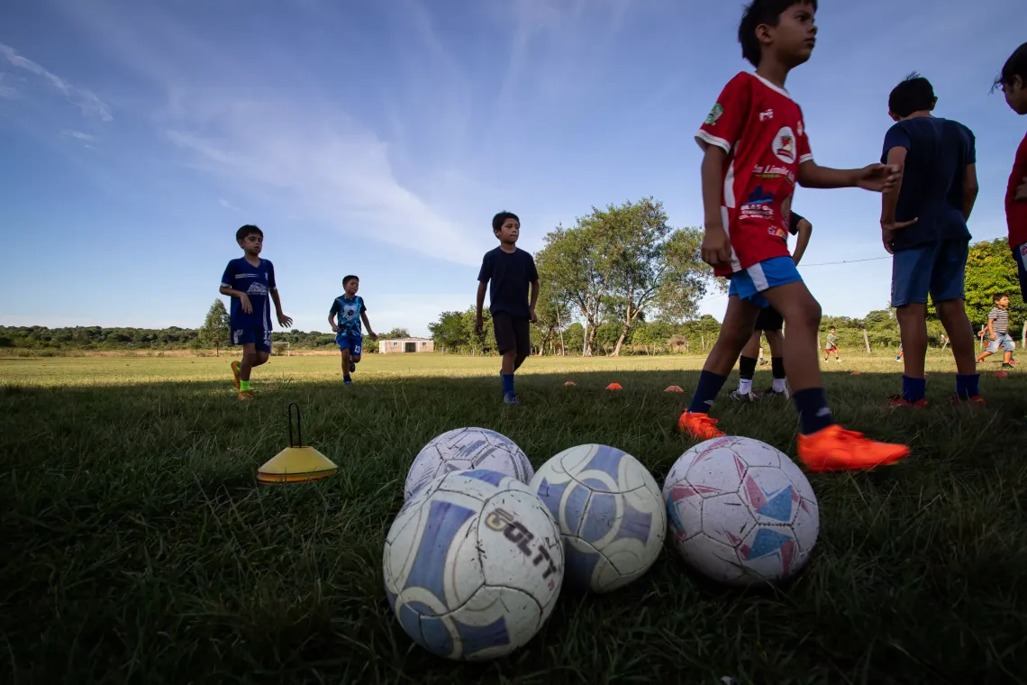 Con conos y varias pelotas, Daiver entrena futbol junto a otros compa&ntilde;eros