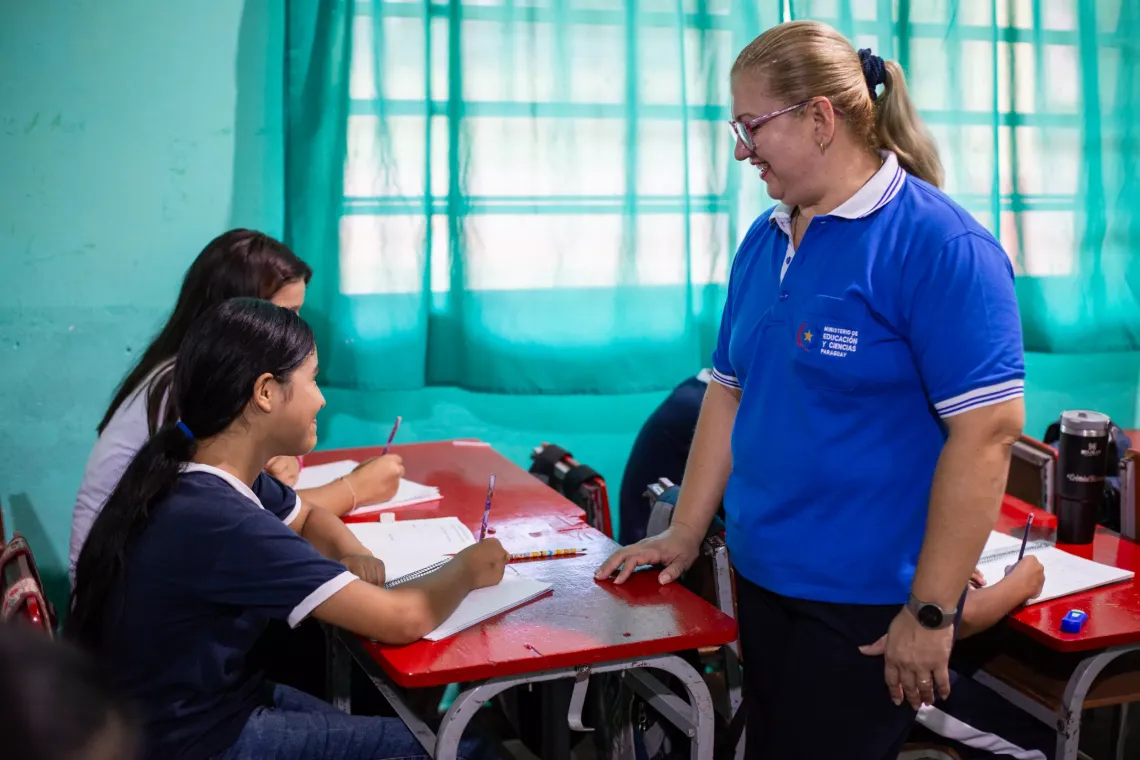 Maestra explicando la tarea en un salud de clases