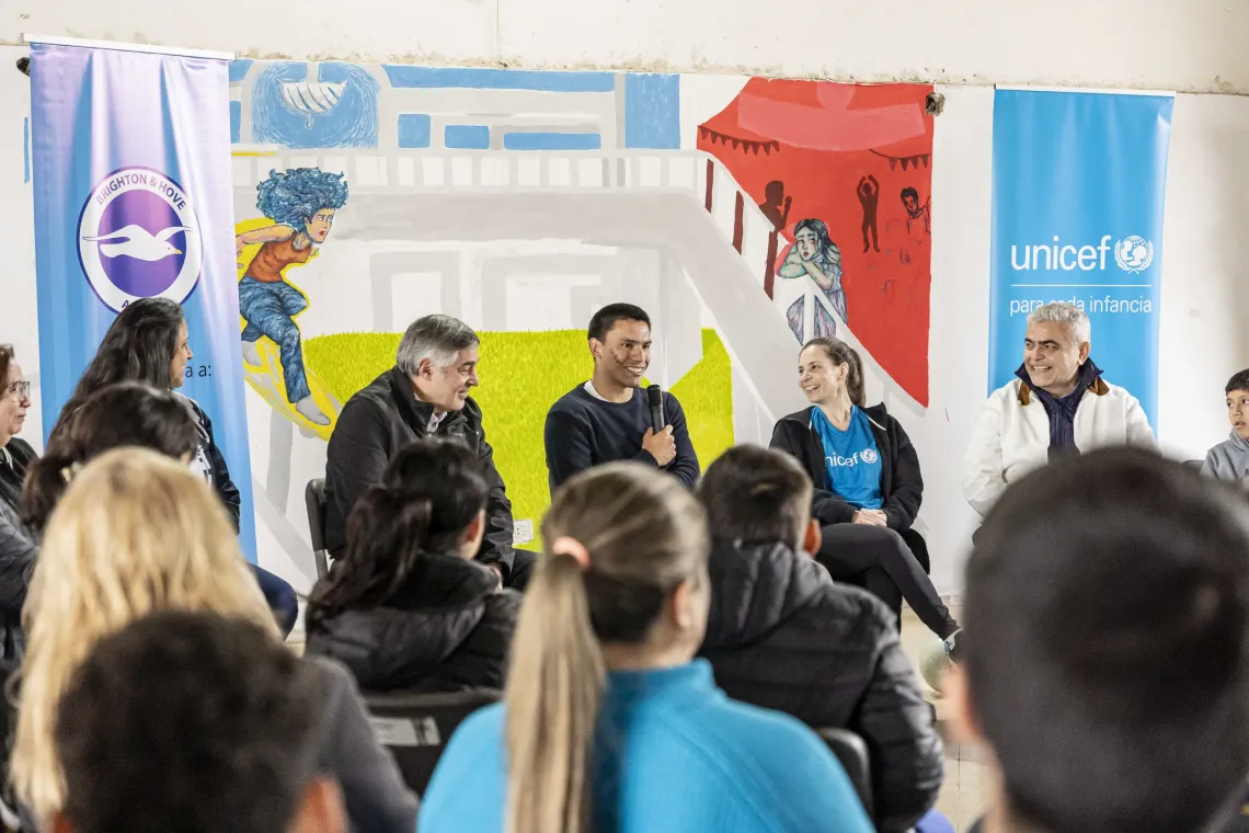 Ministro de Educaci&oacute;n y Diego conversando con los chicos