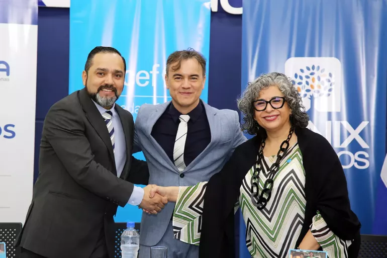 Foto acuerdo F&eacute;nix Seguros