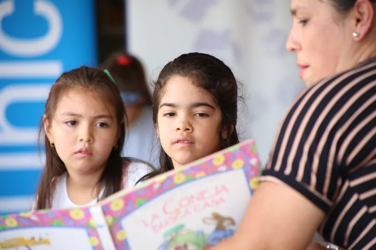 Foto ni&ntilde;as leyendo libro