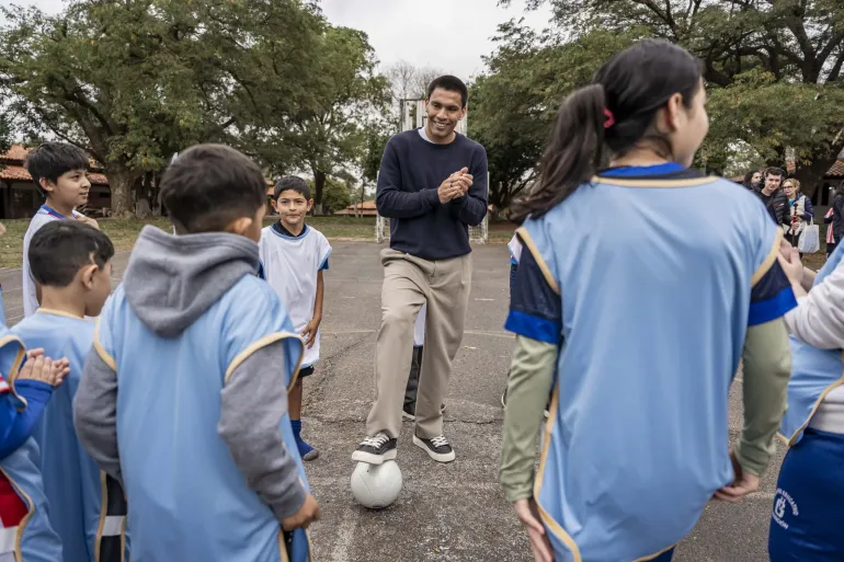 Personas jugando al futbol