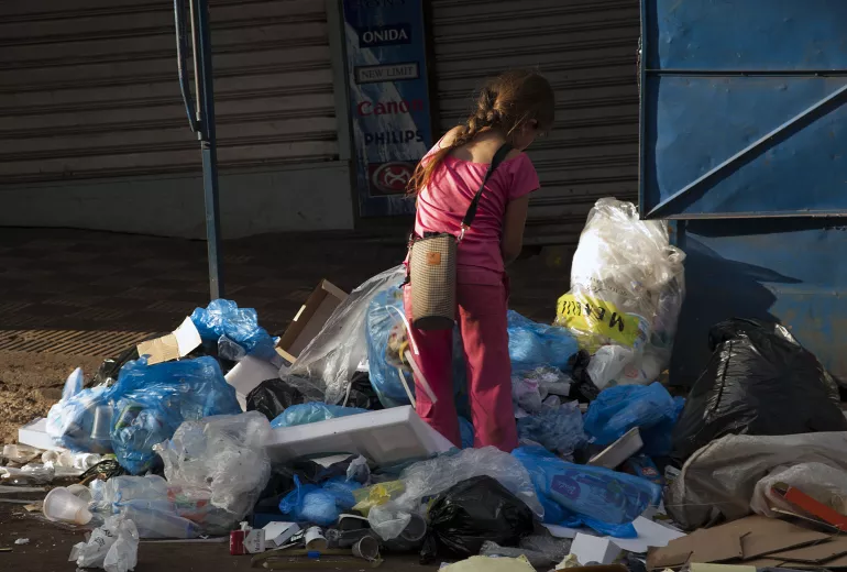 ni&ntilde;a-recolectora-basura