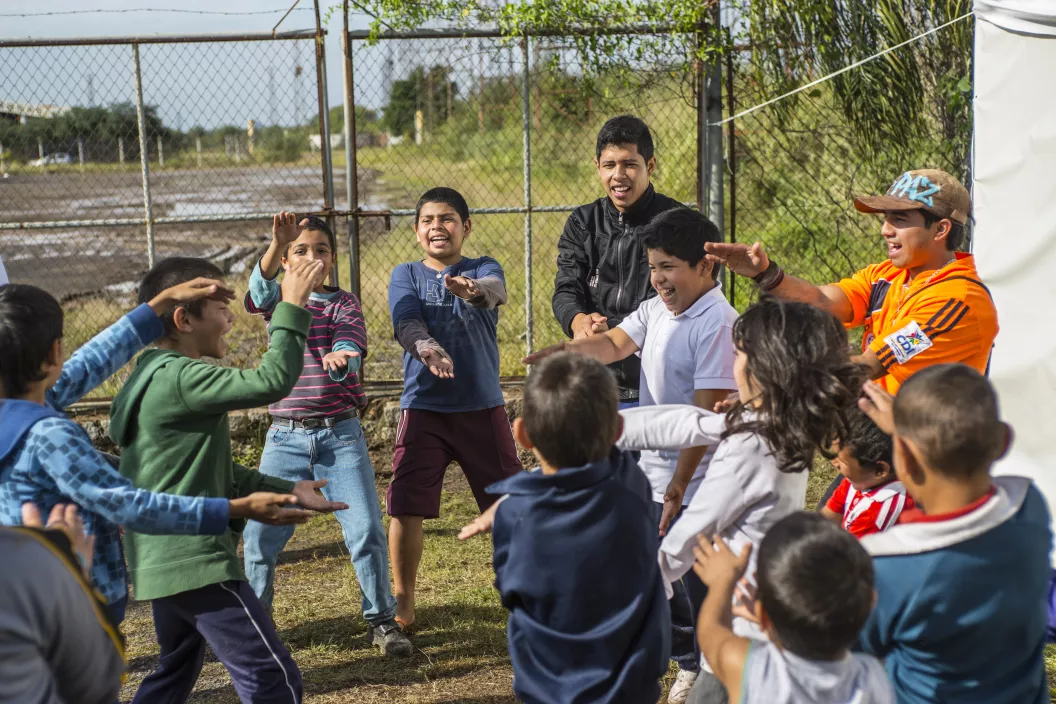 Foto ni&ntilde;os jugando