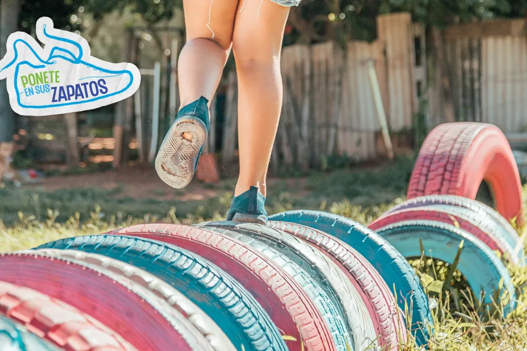 Los pies de una ni&ntilde;a recorriendo sobre unas ruedas en el parque