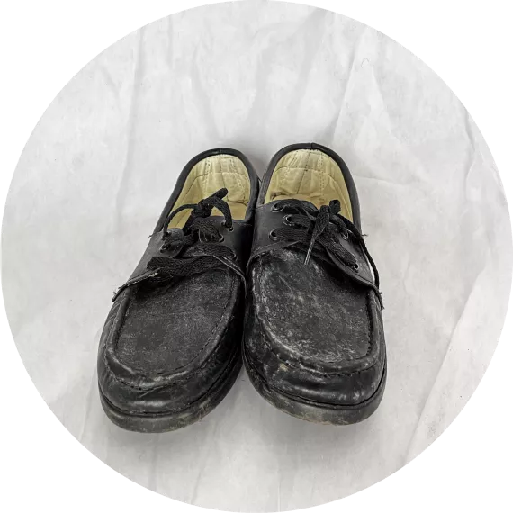 Mocasines negros gastados